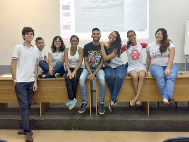ESTUDANTES