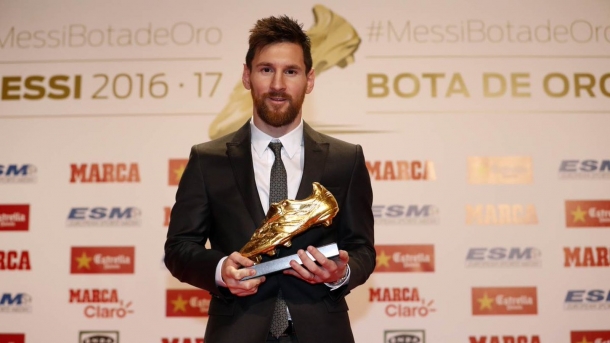 Messi recebendo sua quarta chuteira de ouro