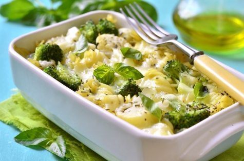 macarrão com creme branco e brócolis