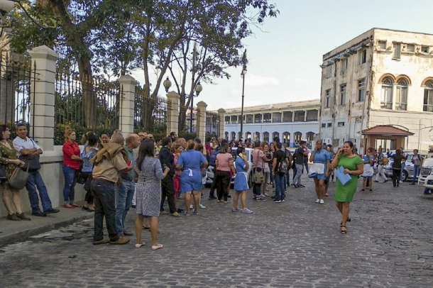 essoas deixam prédios de Havana, capital de Cuba