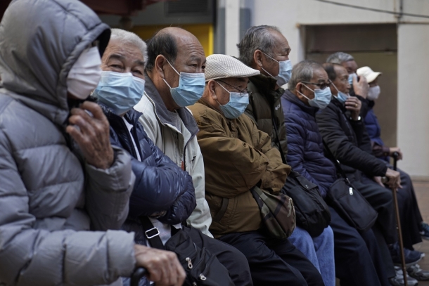 Idosos se protegem com máscaras em Hong Kong