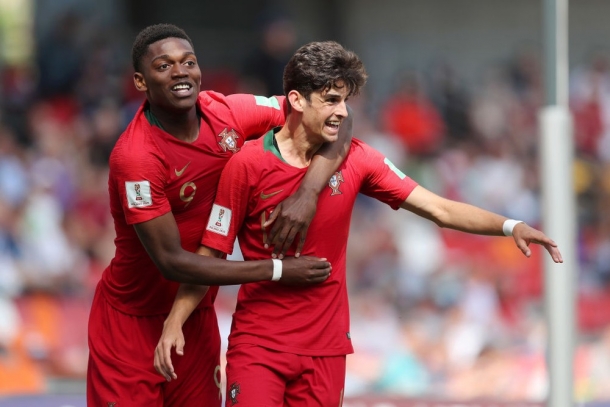 Rafael Leão abraça Trincão para comemorar o gol 