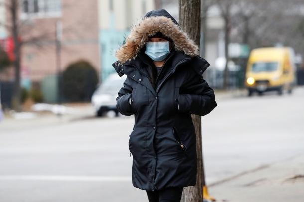 Mulher usa máscara em Chicago, nos EUA