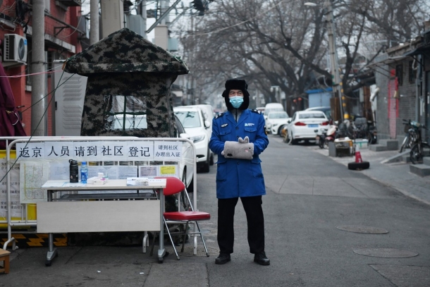 Guarda usa máscara para se proteger do novo coronavírus em um checkpoint em Pequim