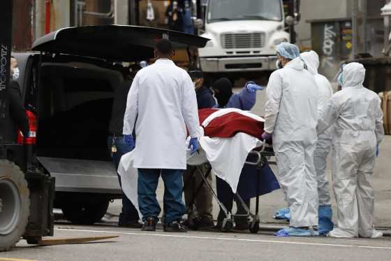 Em Nova York. profissionais de saúde colocam uma vítima da Covid-19 em um carro, em 31 de março de 2020