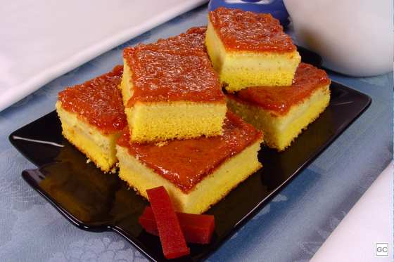 bolo-de-fuba-cremoso-com-calda-de-goiabada.jpg
