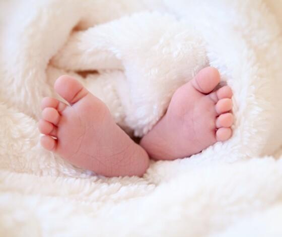 bebe pés de criança