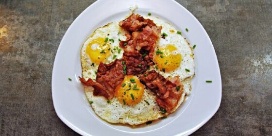 ovos-fritos-na-gordura-do-bacon-730x365.jpg