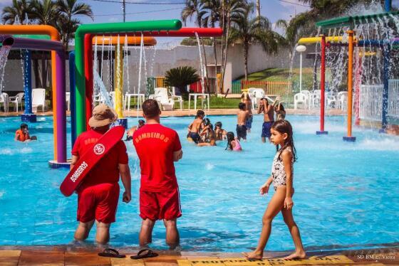 Crianças piscina.jpg