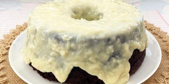 bolo-de-chocolate-com-cobertura-de-beijinho-730x365.jpg