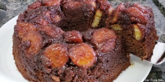 bolo-de-chocolate-com-banana-caramelizada-facil-730x365.jpg