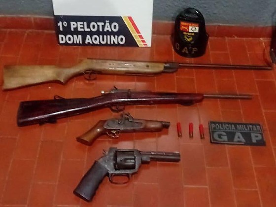 19.11 armas dom aquino.jpg