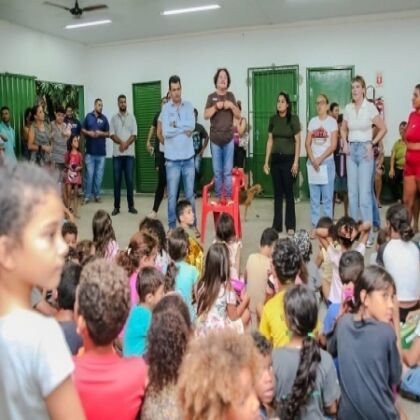Baixinha Giraldelli participa de entrega de brinquedos no Natal do Pedra 90