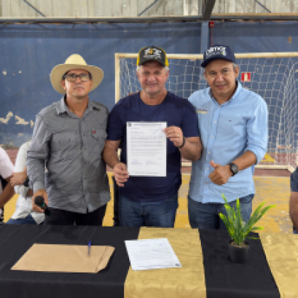 Dilmar Dal Bosco acompanha entrega de retroescavadeira no PA Vale do Seringal