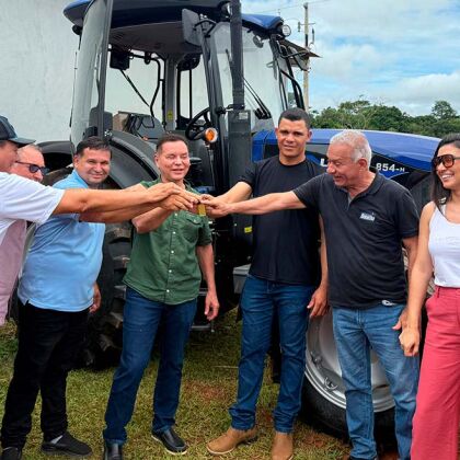 Botelho entrega trator em Nobres e reafirma compromisso com o desenvolvimento rural