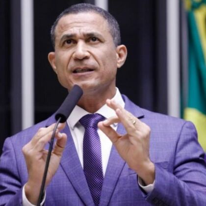 Coronel Assis aponta que desfile usou dinheiro público para promover Lula