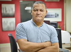 Tire o plástico dos pés