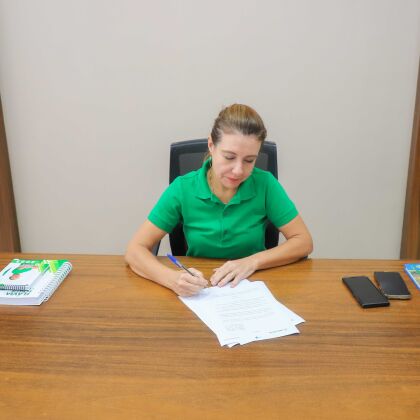 Flávia Moretti sanciona lei que fortalece Conselho Municipal de Assistência Social