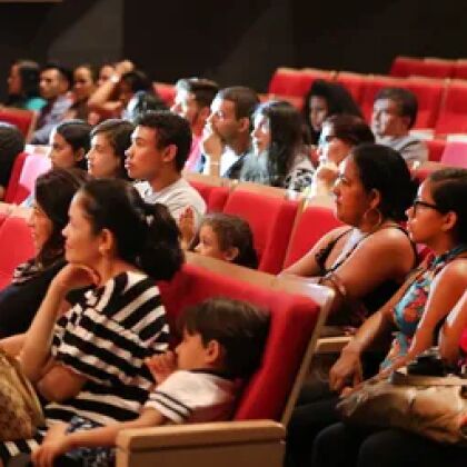 Lei aprovada pela AL garante sessões de cinema adaptadas para crianças com autismo