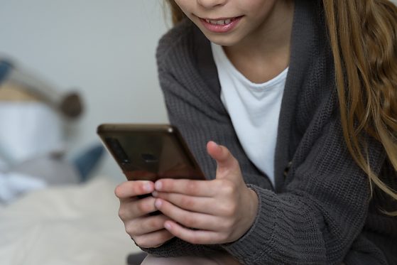 adolescente-no-smartphone.jpg