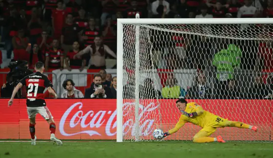 Muslera-defende-penalti-de-Jorginho-em-Flamengo-x-Estudiantes-1920x1115.webp