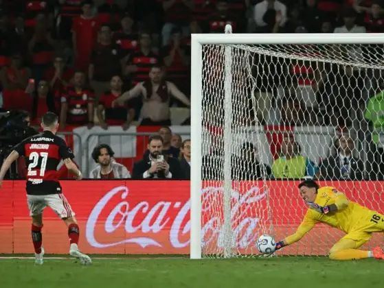 Muslera-defende-penalti-de-Jorginho-em-Flamengo-x-Estudiantes-1920x1115.webp